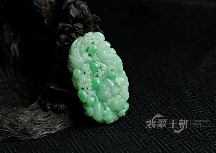 糯冰种翠色缅甸翡翠富贵花开挂件