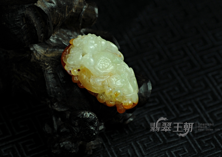 糯冰种红翡缅甸翡翠富贵花开挂件