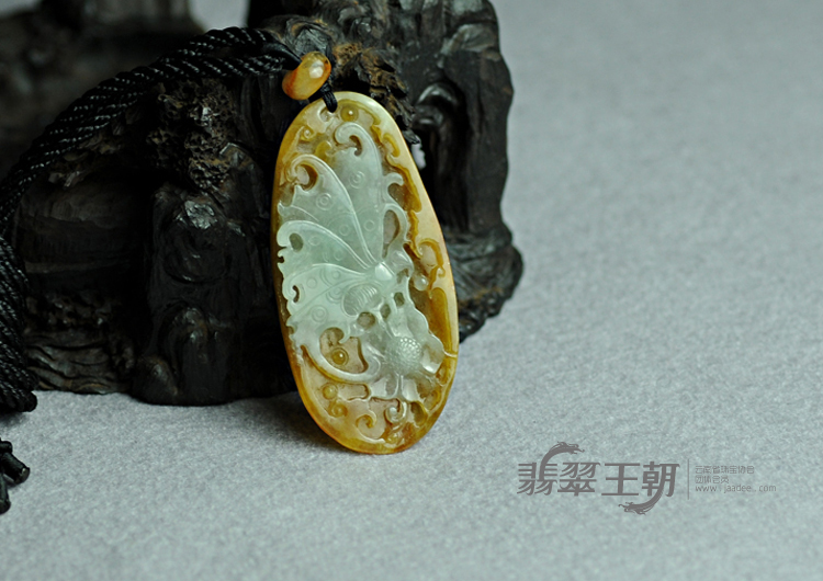 糯冰种黄翡缅甸翡翠蝴蝶挂件