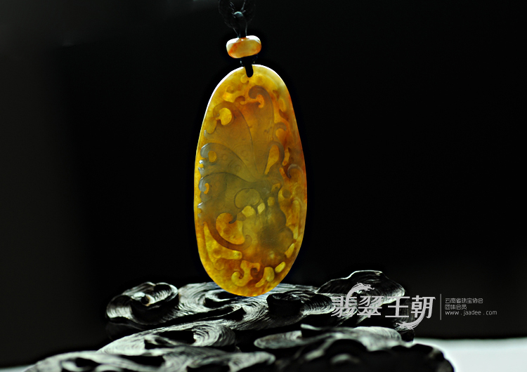 糯冰种黄翡缅甸翡翠蝴蝶挂件