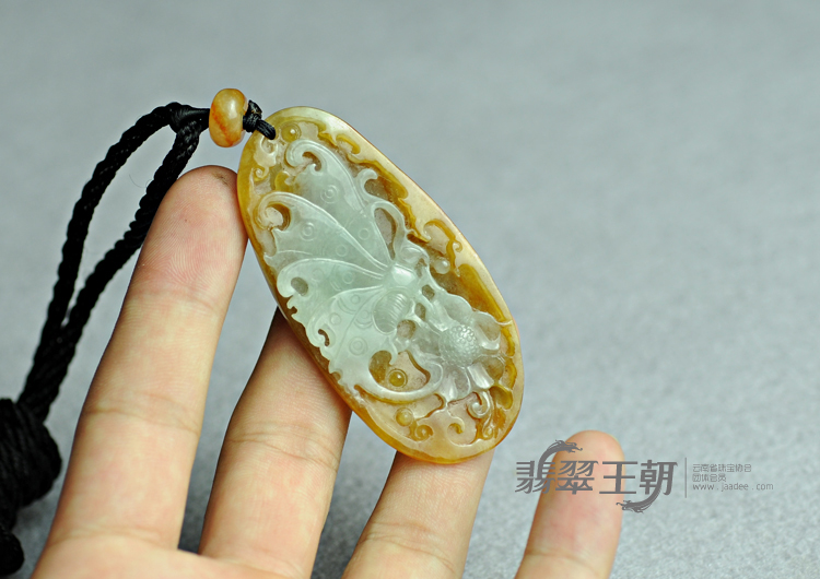 糯冰种黄翡缅甸翡翠蝴蝶挂件
