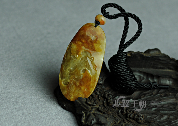 糯冰种黄翡缅甸翡翠蝴蝶挂件