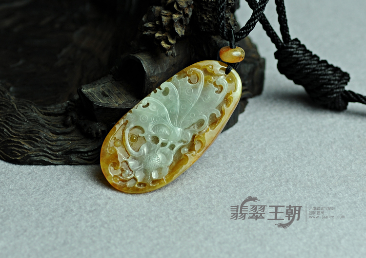 糯冰种黄翡缅甸翡翠蝴蝶挂件