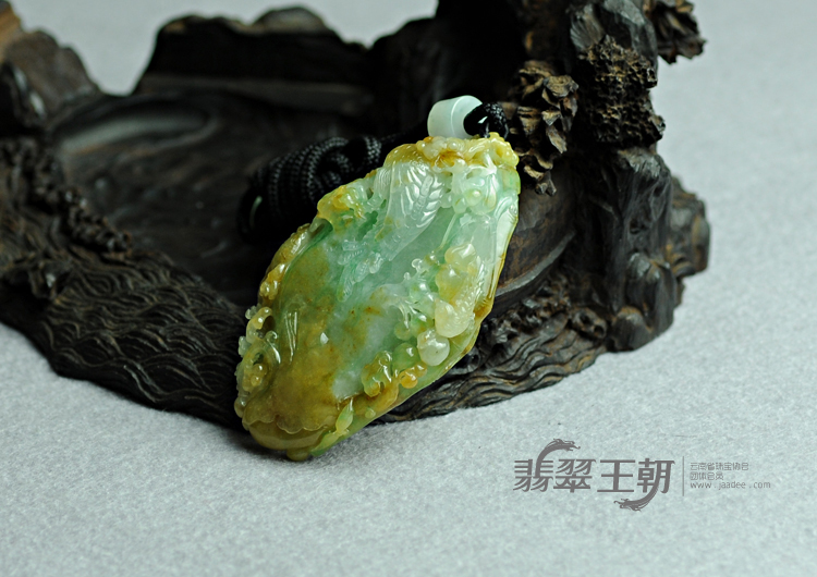 糯冰种黄加绿缅甸翡翠英明神武挂件