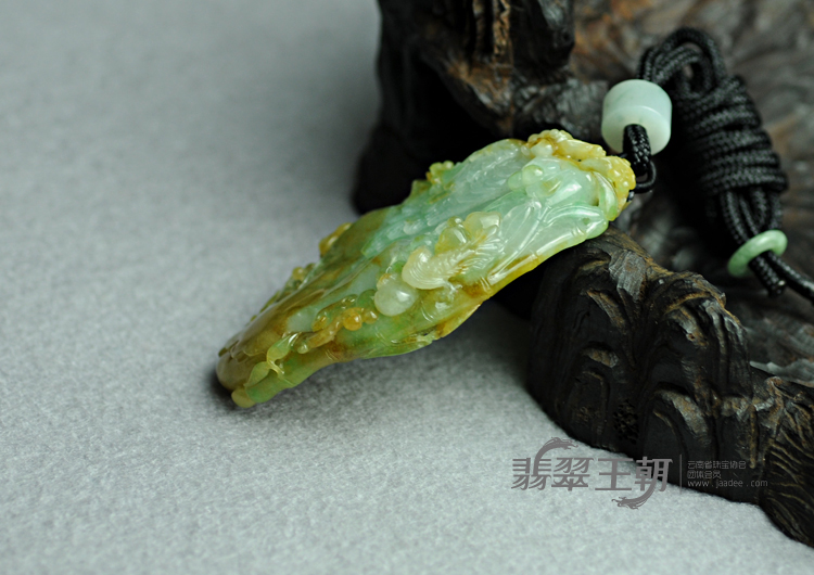糯冰种黄加绿缅甸翡翠英明神武挂件