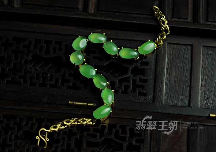 冰玻种翠色缅甸翡翠手链蛋面