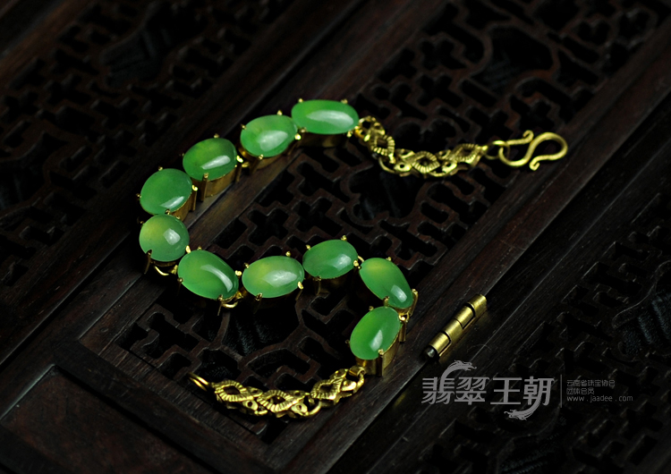 冰玻种翠色缅甸翡翠手链蛋面
