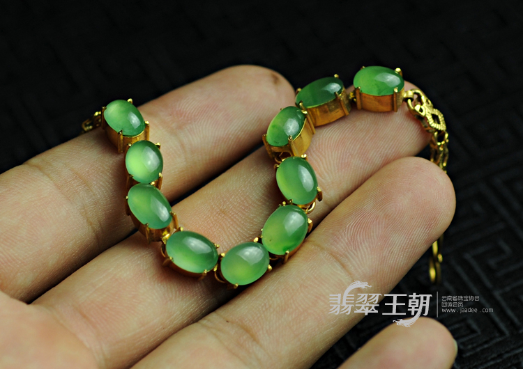 冰玻种翠色缅甸翡翠手链蛋面