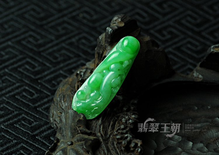 糯冰种阳绿缅甸翡翠满绿螭龙挂件