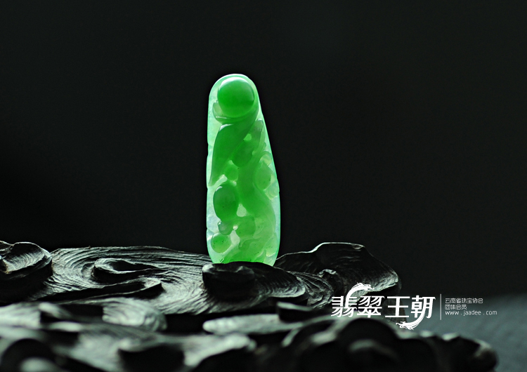 糯冰种阳绿缅甸翡翠满绿螭龙挂件