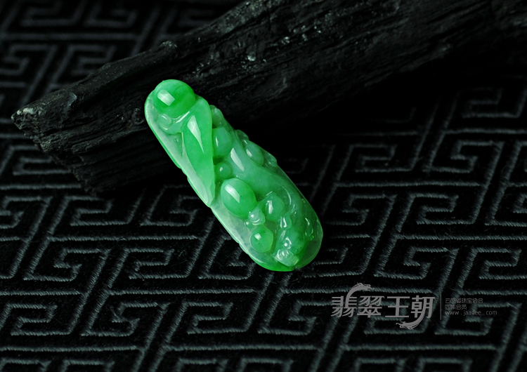 糯冰种阳绿缅甸翡翠满绿螭龙挂件