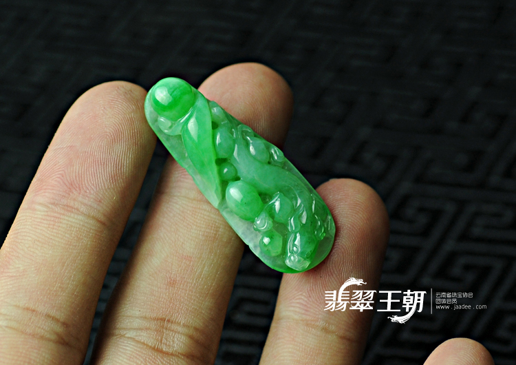 糯冰种阳绿缅甸翡翠满绿螭龙挂件
