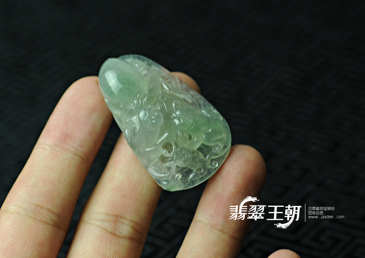 冰种晴水缅甸翡翠灵猴献寿挂件
