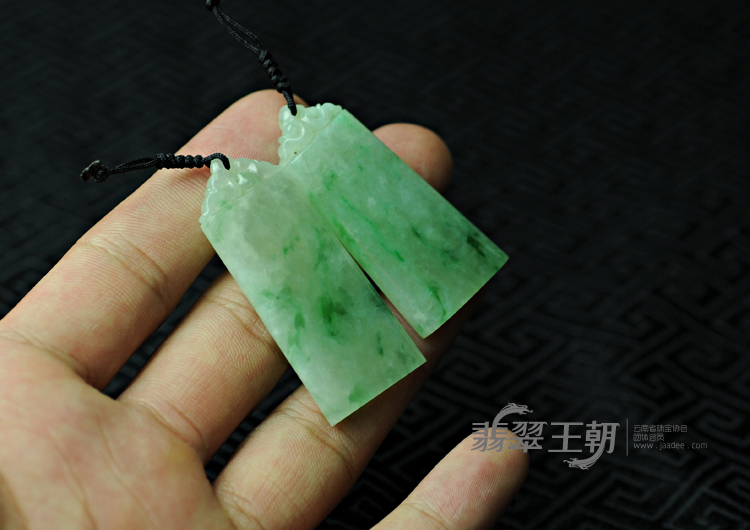 糯冰种飘绿花缅甸翡翠平安牌挂件（一对）