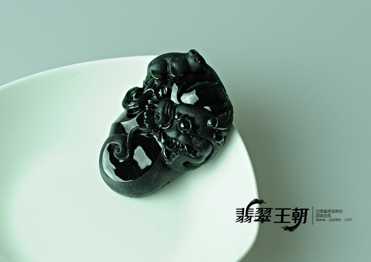 冰种墨翠缅甸翡翠龙头挂件