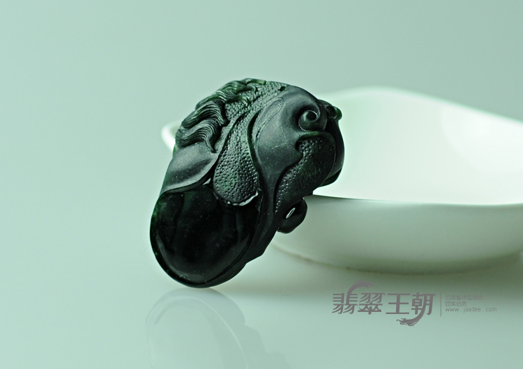冰种墨翠缅甸翡翠龙头挂件