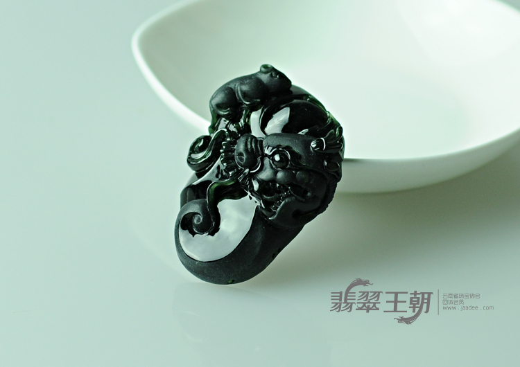 冰种墨翠缅甸翡翠龙头挂件