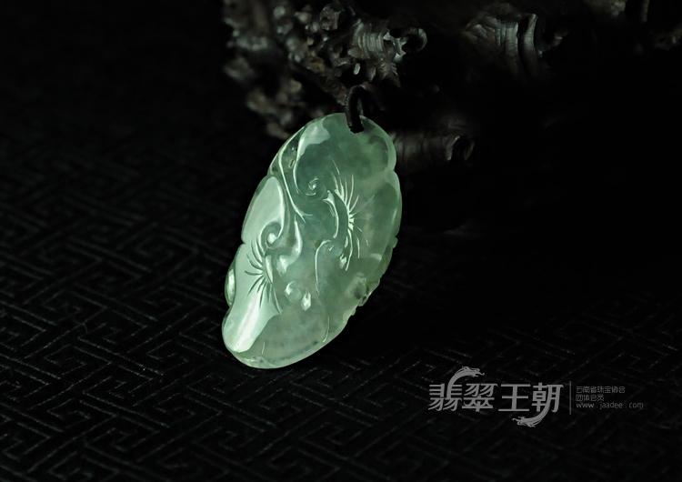 冰玻种晴水缅甸翡翠英明神武挂件