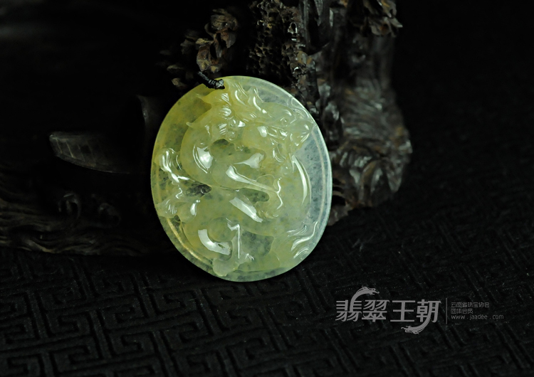 冰种黄翡缅甸翡翠龙牌挂件
