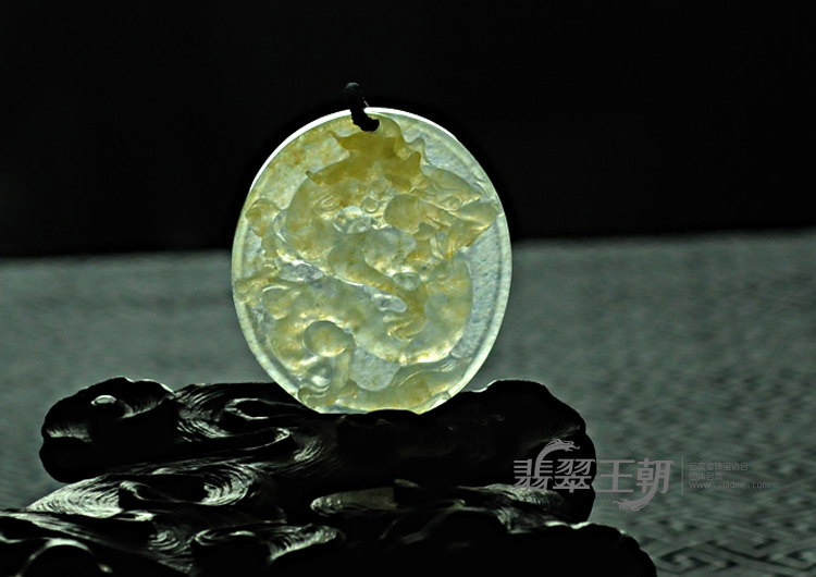 冰种黄翡缅甸翡翠龙牌挂件
