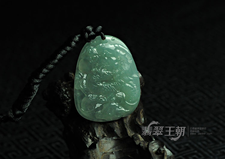 冰玻种晴水缅甸翡翠龙牌挂件