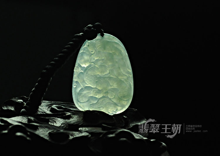 冰玻种晴水缅甸翡翠龙牌挂件