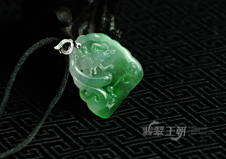 冰玻种翠色缅甸翡翠富甲天下挂件