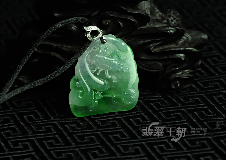 冰玻种翠色缅甸翡翠富甲天下挂件