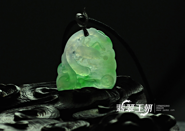 冰玻种翠色缅甸翡翠富甲天下挂件