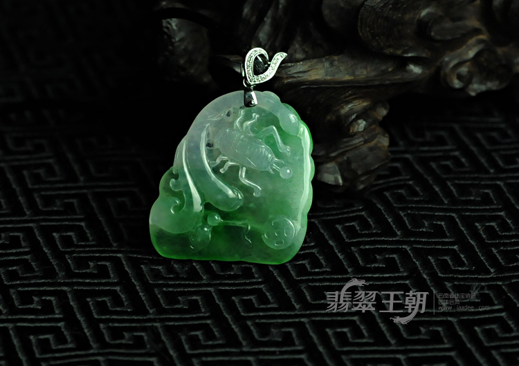 冰玻种翠色缅甸翡翠富甲天下挂件