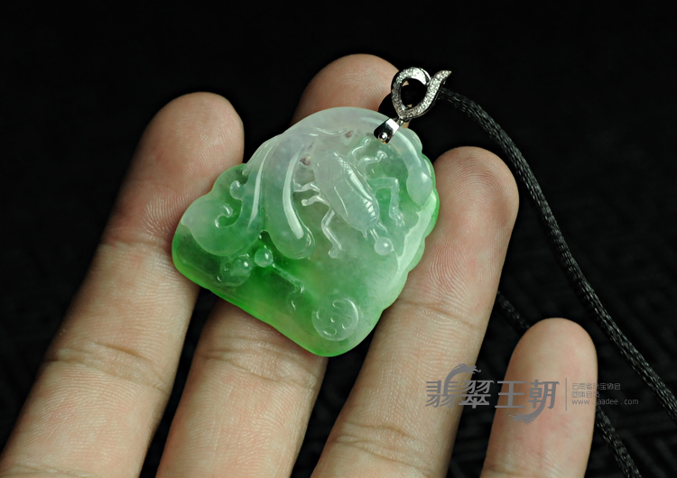 冰玻种翠色缅甸翡翠富甲天下挂件