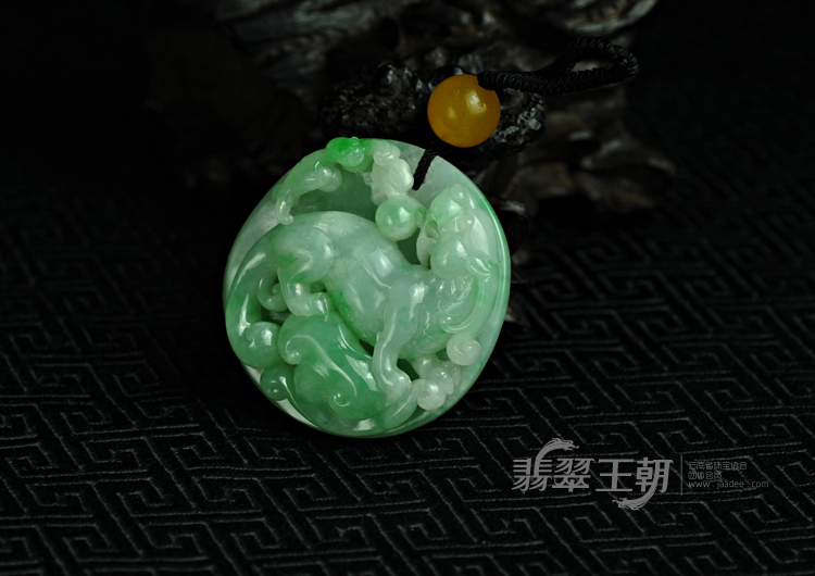 糯冰种翠色缅甸翡翠吐祥纳瑞挂件