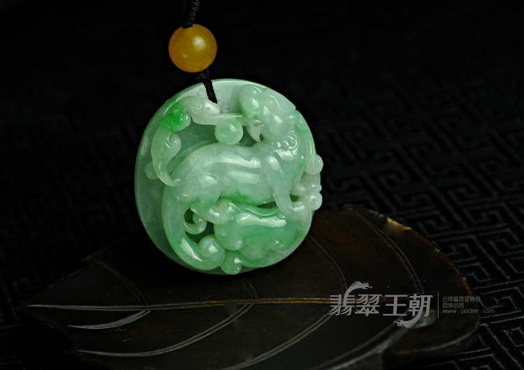 糯冰种翠色缅甸翡翠吐祥纳瑞挂件