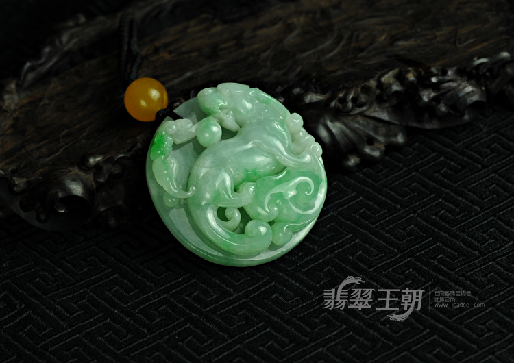 糯冰种翠色缅甸翡翠吐祥纳瑞挂件