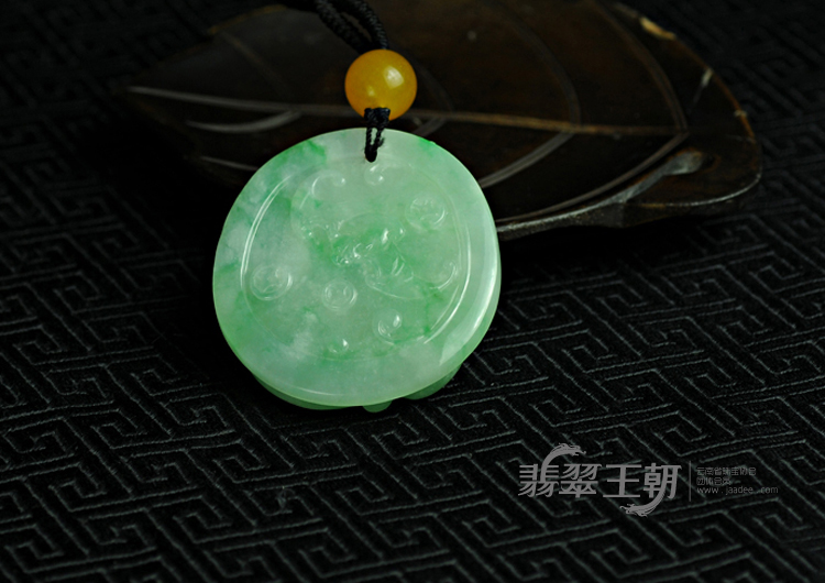 糯冰种翠色缅甸翡翠吐祥纳瑞挂件
