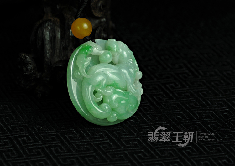 糯冰种翠色缅甸翡翠吐祥纳瑞挂件