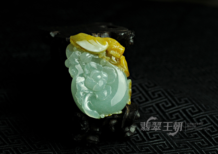 糯冰种黄翡晴水缅甸翡翠花好月圆挂件