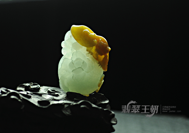 糯冰种黄翡晴水缅甸翡翠花好月圆挂件