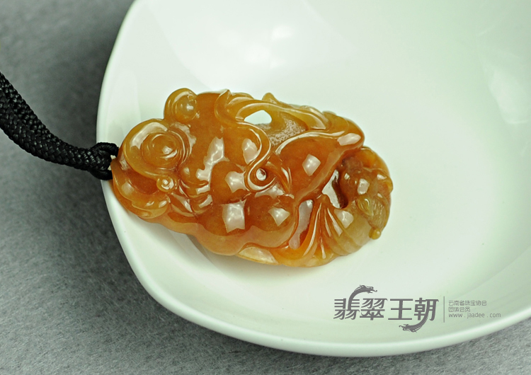 糯冰种红黄翡缅甸翡翠神兽头挂件