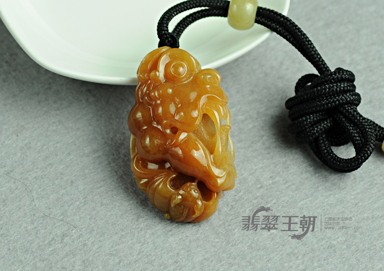糯冰种红黄翡缅甸翡翠神兽头挂件