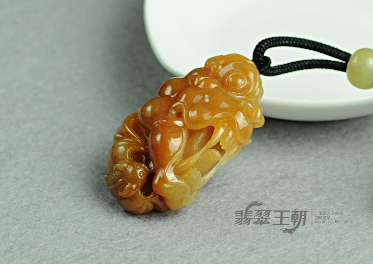 糯冰种红黄翡缅甸翡翠神兽头挂件