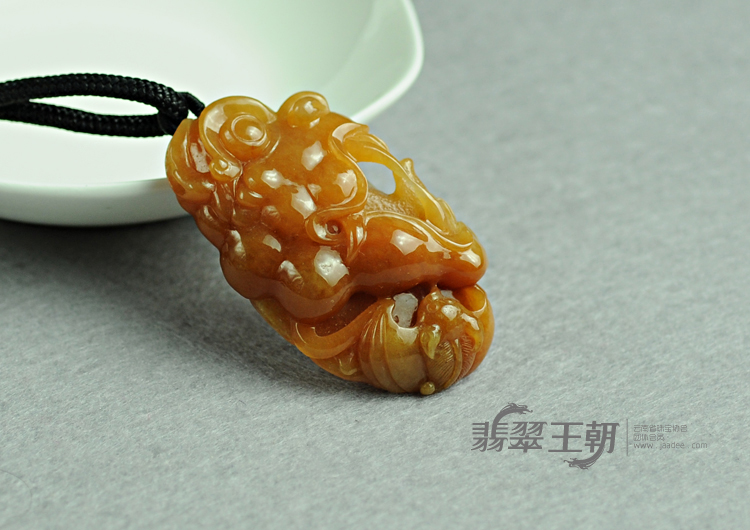 糯冰种红黄翡缅甸翡翠神兽头挂件