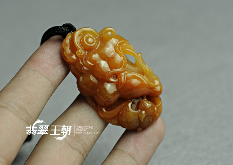 糯冰种红黄翡缅甸翡翠神兽头挂件