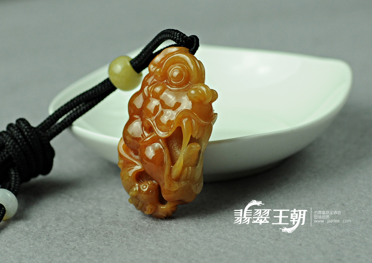 糯冰种红黄翡缅甸翡翠神兽头挂件