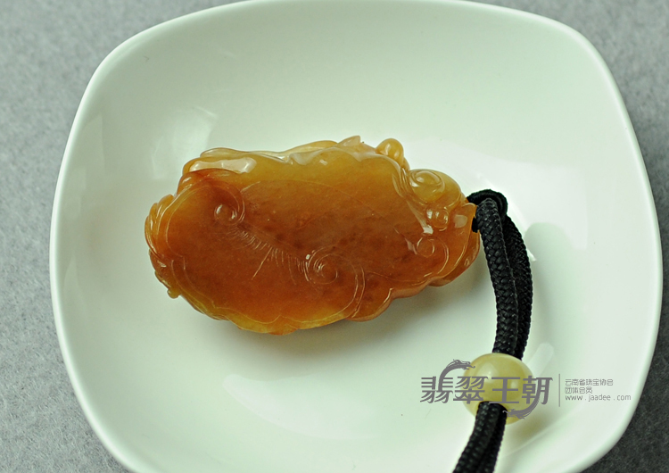 糯冰种红黄翡缅甸翡翠神兽头挂件
