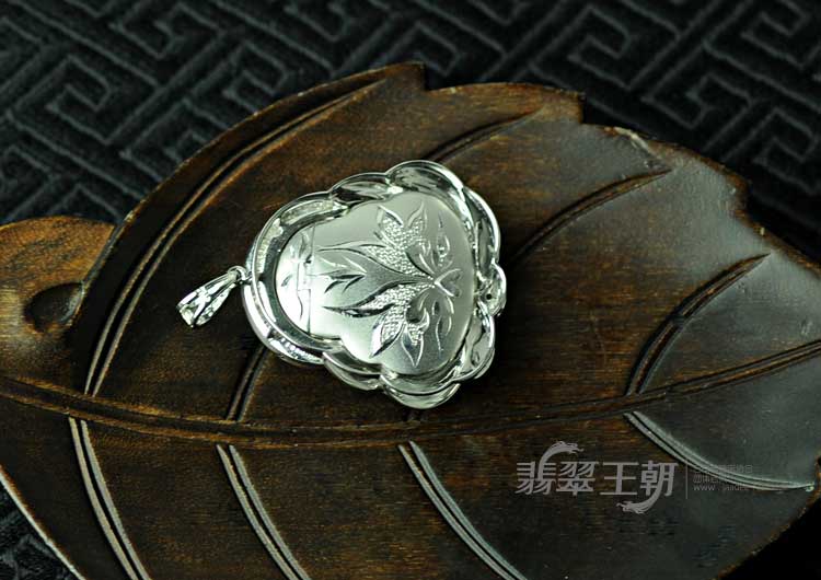 糯冰种飘翠缅甸翡翠镶白金玉佛挂件