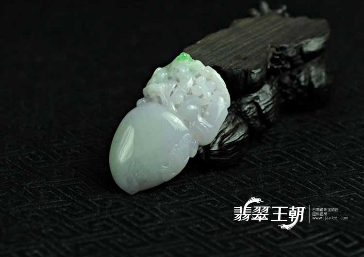 糯冰种春带彩缅甸翡翠寿桃挂件