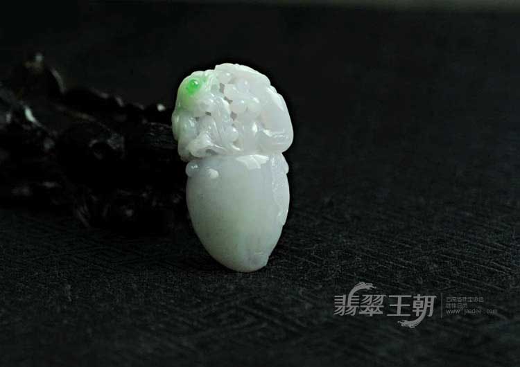 糯冰种春带彩缅甸翡翠寿桃挂件
