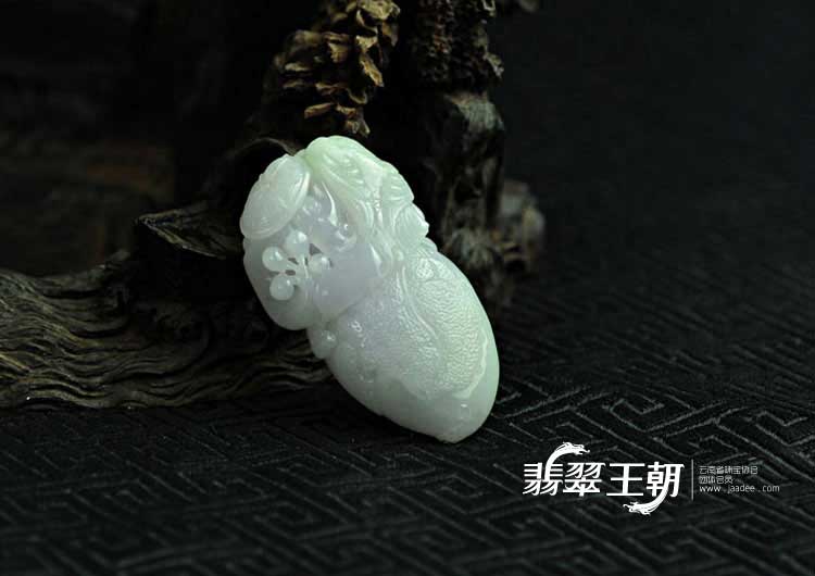 糯冰种春带彩缅甸翡翠寿桃挂件