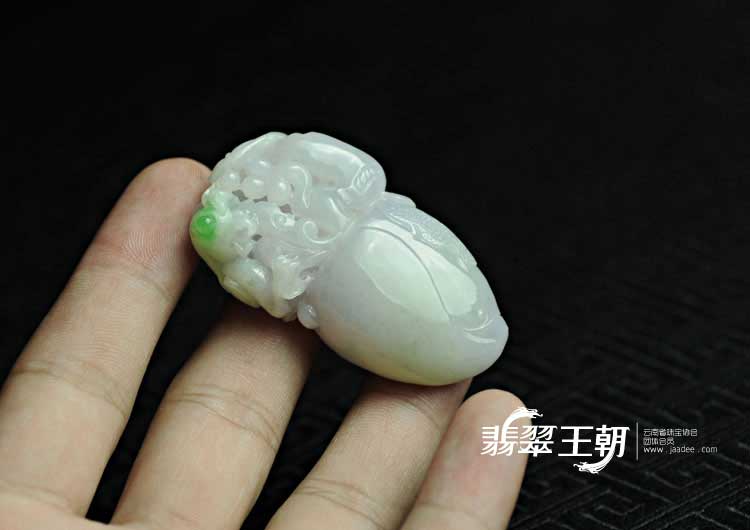 糯冰种春带彩缅甸翡翠寿桃挂件